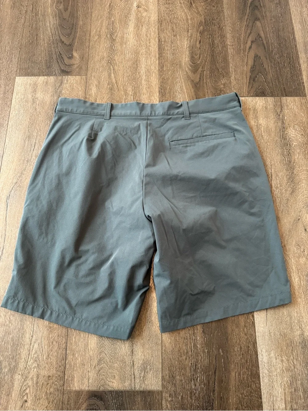 J. Crew Men’s 9 Inch grey Flat Front Shorts Size 32